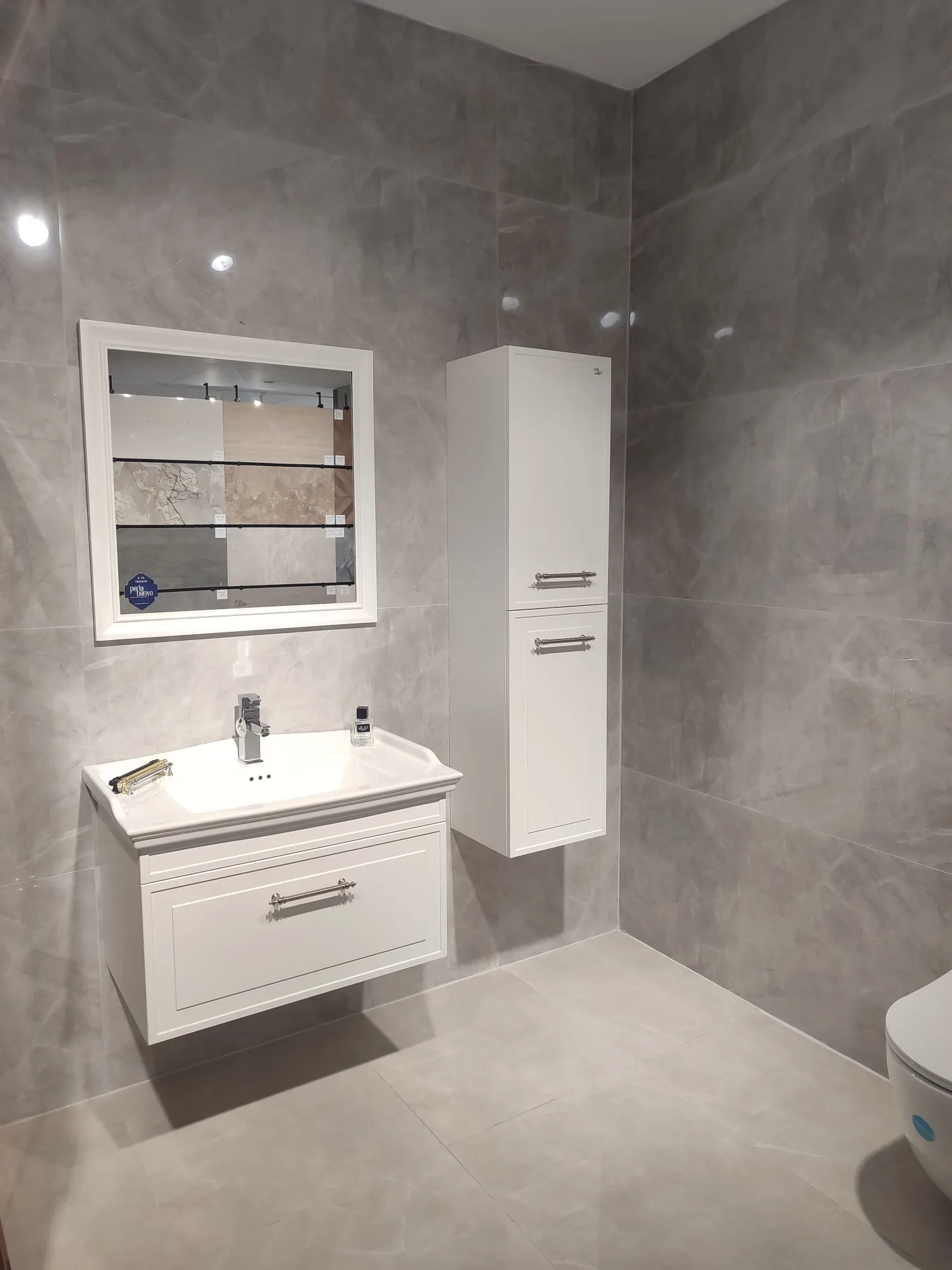 Yumuşak Kapanan Çekmeceli Banyo Dolabı