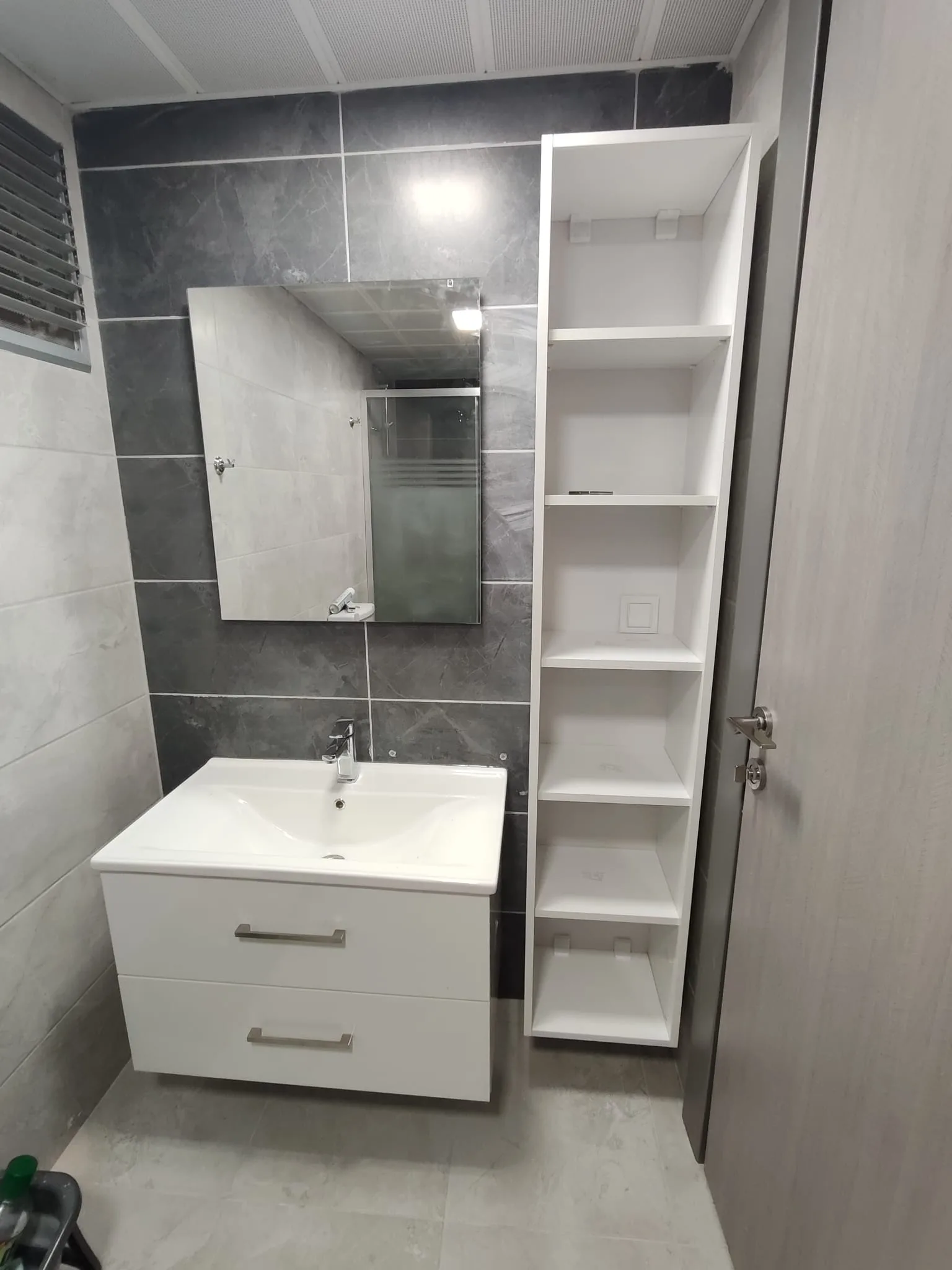 Raf Açıklı Minimalist Banyo Dolabı