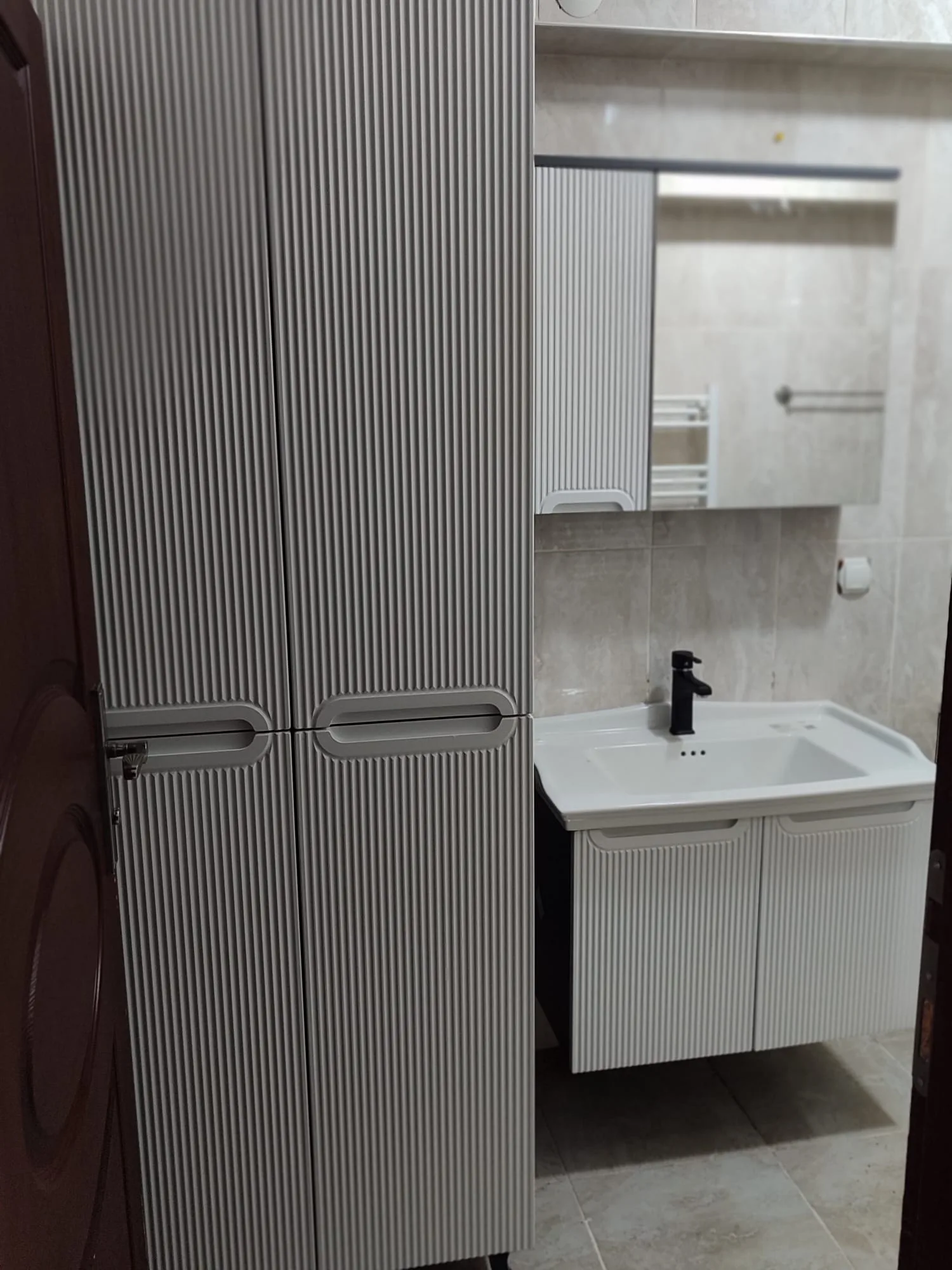 Süpürgelik Desenli Banyo Dolabı Takımı